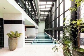 Indoor pool, outdoor pool - The Queensbridge Boutique Designer Suite. Heated Pool, Gym, Sauna, Steam (Melbourne)