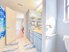 Bathroom - Raptor Ridge - Your Abilene Adventure Basecamp (Abilene)