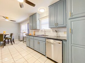 Private kitchen - Raptor Ridge - Your Abilene Adventure Basecamp (Abilene)