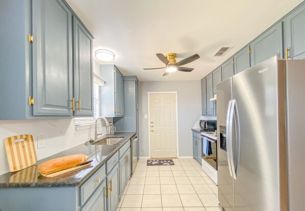 Private kitchen - Raptor Ridge - Your Abilene Adventure Basecamp (Abilene)