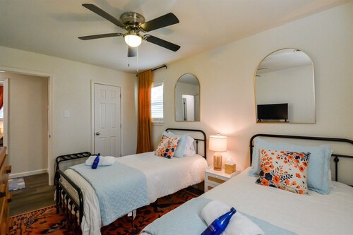 Red Bud Run - Stylish Abilene Retreat