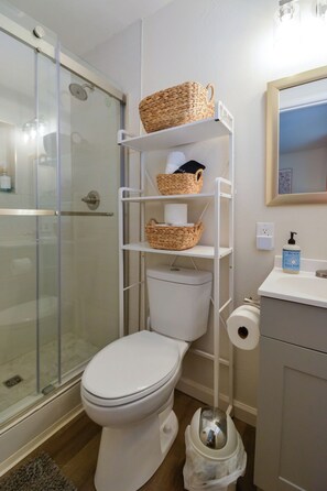 Shower - Red Bud Run - Stylish Abilene Retreat (Abilene)