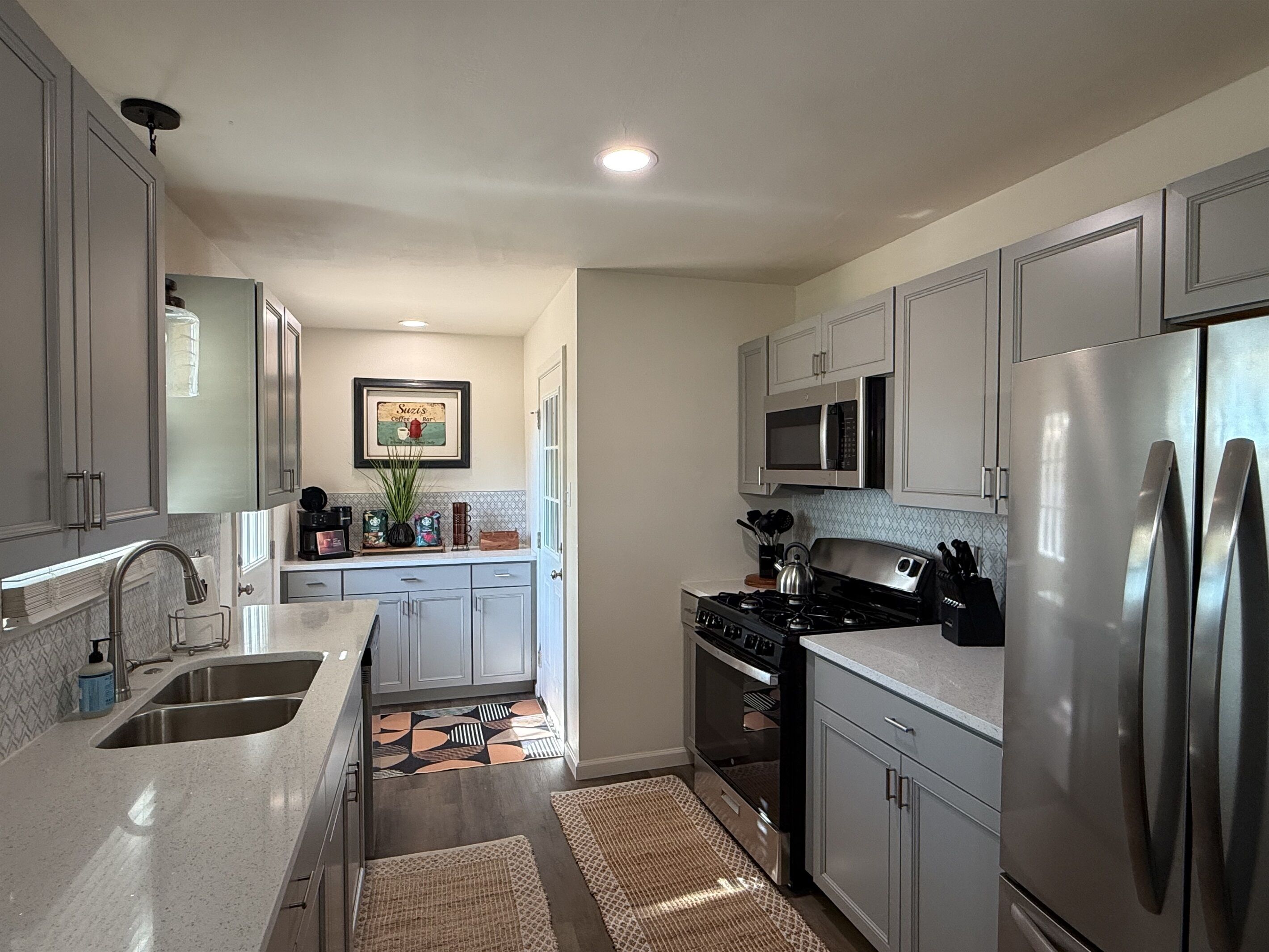 Frigorífico, microondas, horno y placa de cocina