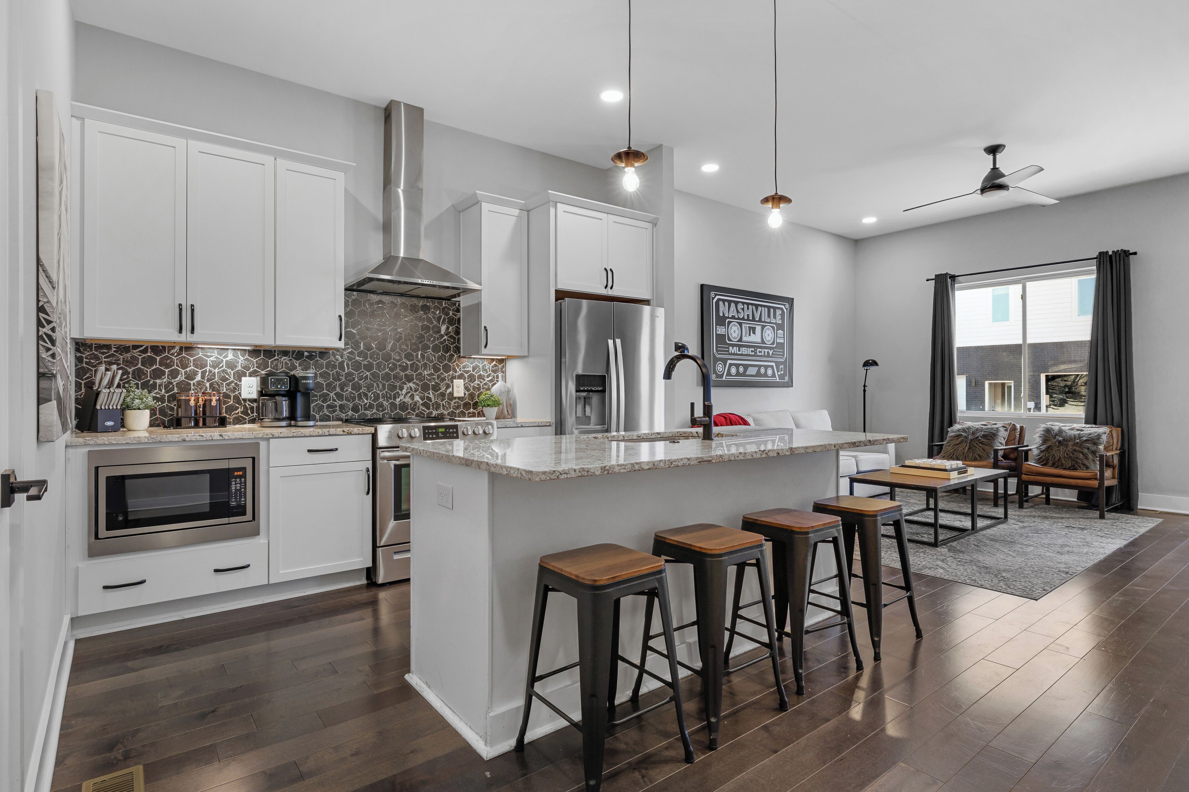 Mikrobølgeovn, ovn, kokeplater og oppvaskmaskin