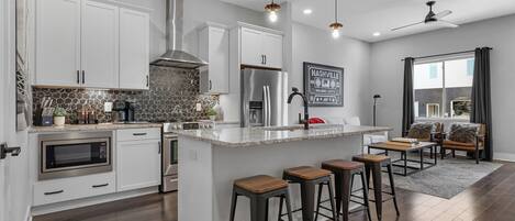 Microondas, horno, parrilla de estufa y lavavajillas