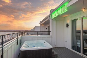 Outdoor spa tub - Hot Tub w/ CityViews • 10 Beds • Large Groups (Nashville)