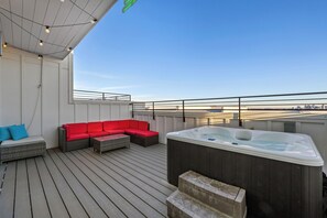 Outdoor spa tub - Hot Tub w/ CityViews • 10 Beds • Large Groups (Nashville)