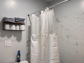 Hair dryer, towels, soap, toilet paper - Freshly Renovated 3-bedroom house with AC in charming Kenosha (Kenosha)