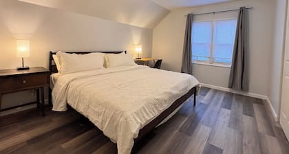 Freshly Renovated 3-bedroom house with AC in charming Kenosha