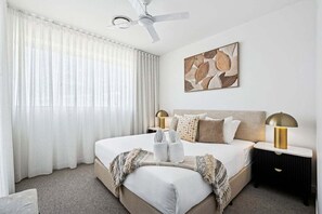Desk, iron/ironing board, WiFi, bed sheets