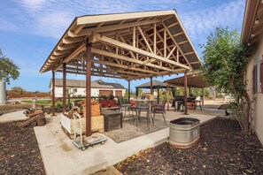 Outdoor dining - Wellness at the Ranch Retreat! 2 Bedroom 2 Bath Oasis with outdoor living space (Acampo)