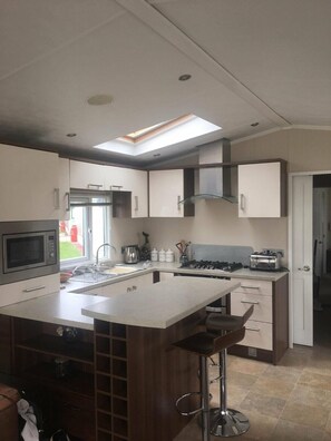 Dishwasher, cookware/dishes/utensils - Ocean Edge Leisure Park - Holiday Accommodation 10775 (Morecambe)