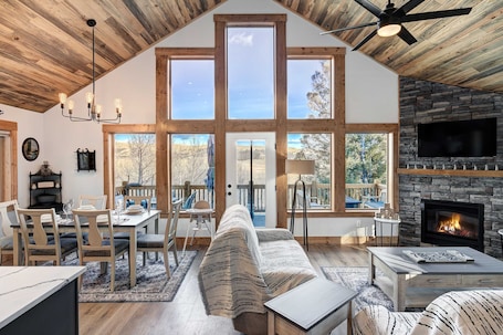 TV, fireplace, offices. Stellar Jay Cabin - Beautiful valley views!