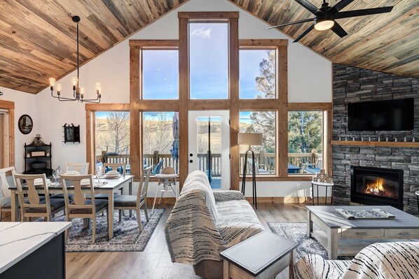 Téléviseur, foyer, bureau