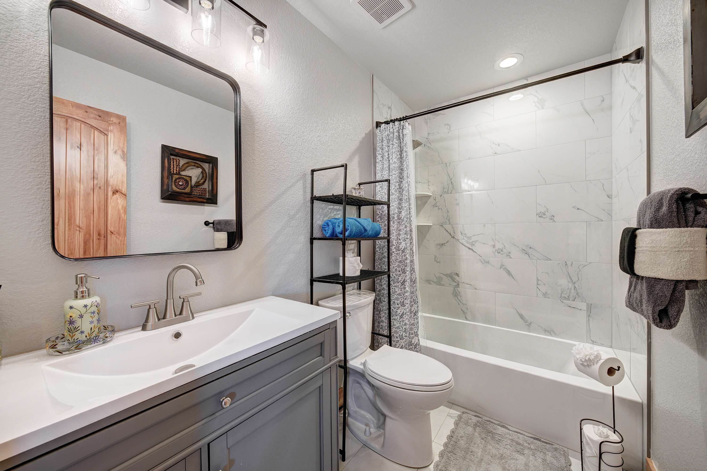 Douche, sèche-cheveux, serviettes fournies, shampoing