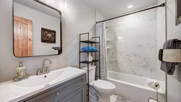 Douche, sèche-cheveux, serviettes fournies, shampoing