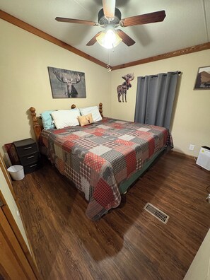 Een strijkplank/strijkijzer, gratis wifi, beddengoed