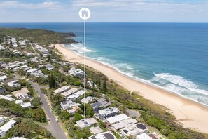 A coastal residential area with houses, a beach, and a clear view of the ocean. - Thalasa Two at Sunshine Beach (Sunshine Beach)