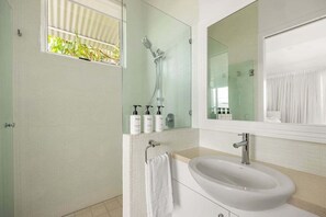 Secador de cabelo, toalhas de banho, sabonete, shampoo