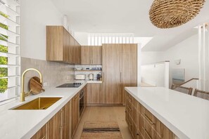 Coffee/tea maker, fridge, oven, stovetop