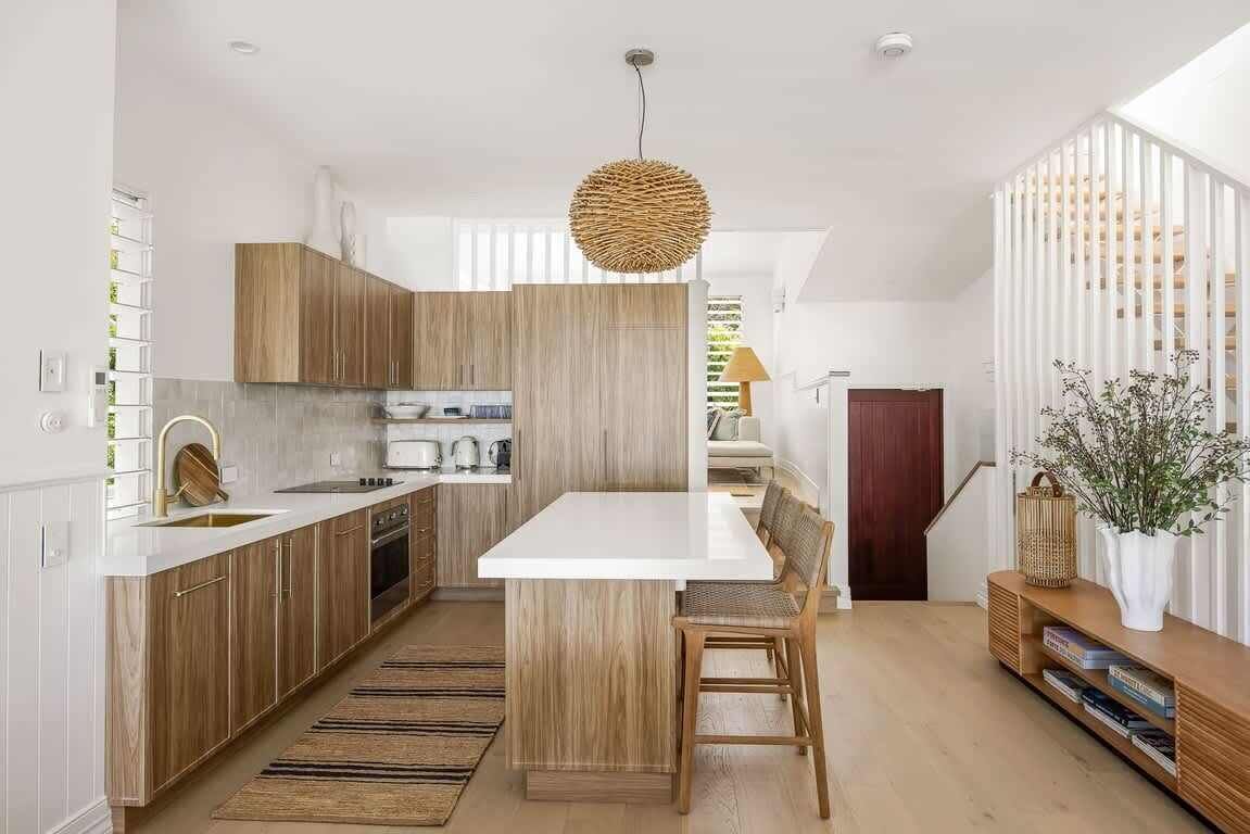 Coffee/tea maker, fridge, oven, stovetop