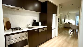 Departamento clásico | Cocina privada | Microondas, horno, parrilla de estufa y lavavajillas