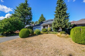 Exterior - Pleasant 4-bedroom house in Surrey perfect for family getaways (Surrey)
