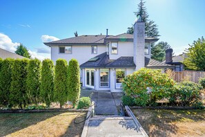 Exterior - Pleasant 4-bedroom house in Surrey perfect for family getaways (Surrey)