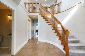 Interior - Pleasant 4-bedroom house in Surrey perfect for family getaways (Surrey)