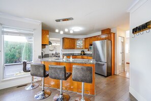 Private kitchen - Pleasant 4-bedroom house in Surrey perfect for family getaways (Surrey)