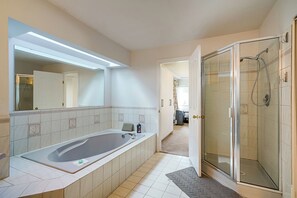 Bathroom - Pleasant 4-bedroom house in Surrey perfect for family getaways (Surrey)