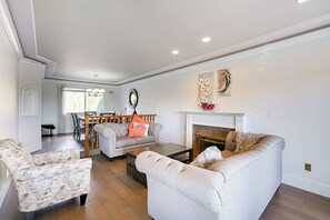 Smart TV - Pleasant 4-bedroom house in Surrey perfect for family getaways (Surrey)