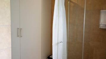 Douche, baignoire à jets, bidet, serviettes fournies