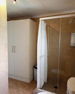 Douche, baignoire à jets, bidet, serviettes fournies