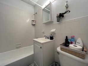Hair dryer, towels, soap, toilet paper - Charming Upper West Side Apartment Prime Manhattan Location (New York)