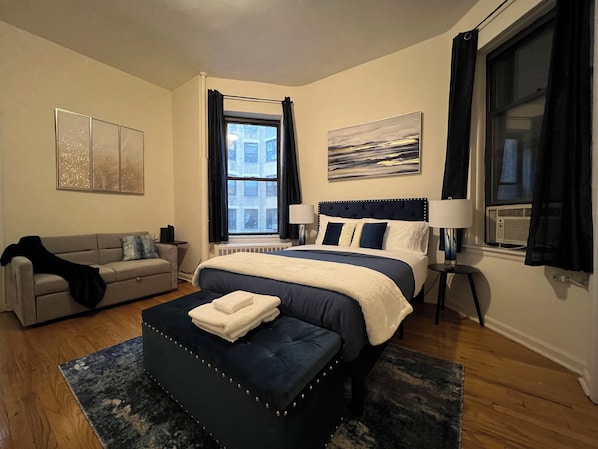 Iron/ironing board, WiFi, bed sheets - Charming Upper West Side Apartment Prime Manhattan Location (New York)