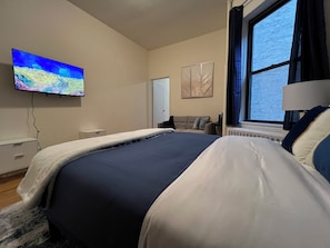 Iron/ironing board, WiFi, bed sheets - Charming Upper West Side Apartment Prime Manhattan Location (New York)