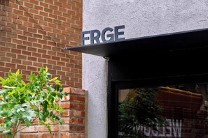 Un bâtiment avec une enseigne portant l’inscription « ERGE » au-dessus d’une porte.