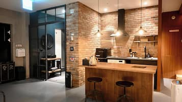 Coffee/tea maker, fridge, microwave, stovetop