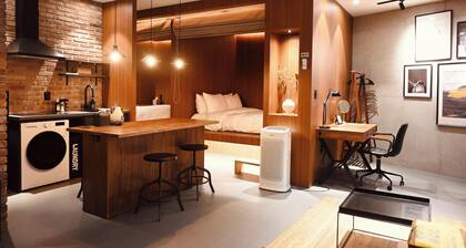 FRGE Boutique Loft Stay, Dongdaemun #Euljiro, 10min to Myeongdong by Taxi