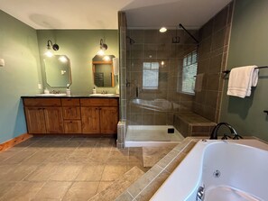 Dusche, Whirlpool, Haartrockner, Handtücher