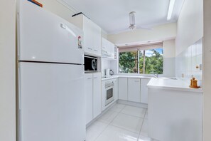 ثلاجة، ميكروويف، غسالة أطباق، محمصة خبز