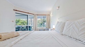 2 bedrooms, iron/ironing board, bed sheets - Ulysses 2 Beach front Apartment (Wongaling Beach)