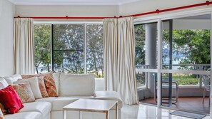 Smart TV - Ulysses 2 Beach front Apartment (Wongaling Beach)
