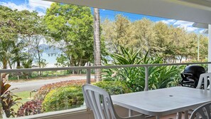 Outdoor dining - Ulysses 2 Beach front Apartment (Wongaling Beach)