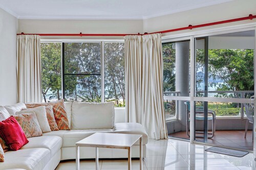 Ulysses 2 - Beach front Apartment