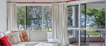 Ulysses 2 - Beach front Apartment