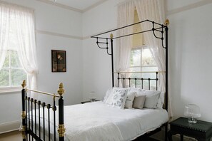 Ferros/tábuas de passar roupa, acesso à internet, roupa de cama