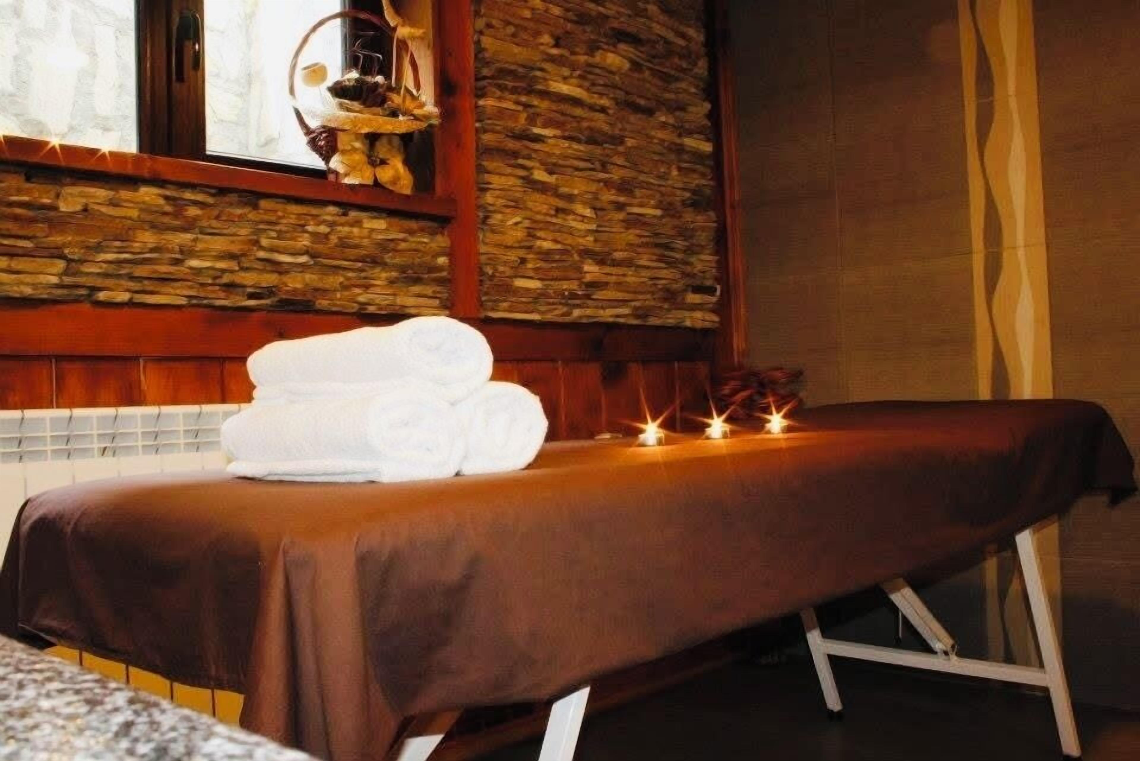 Un sauna, una bañera de hidromasaje, masajes