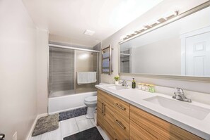 Shower, hair dryer, towels - Spacious 2BR Home, Backyard Parking & UW (Seattle)
